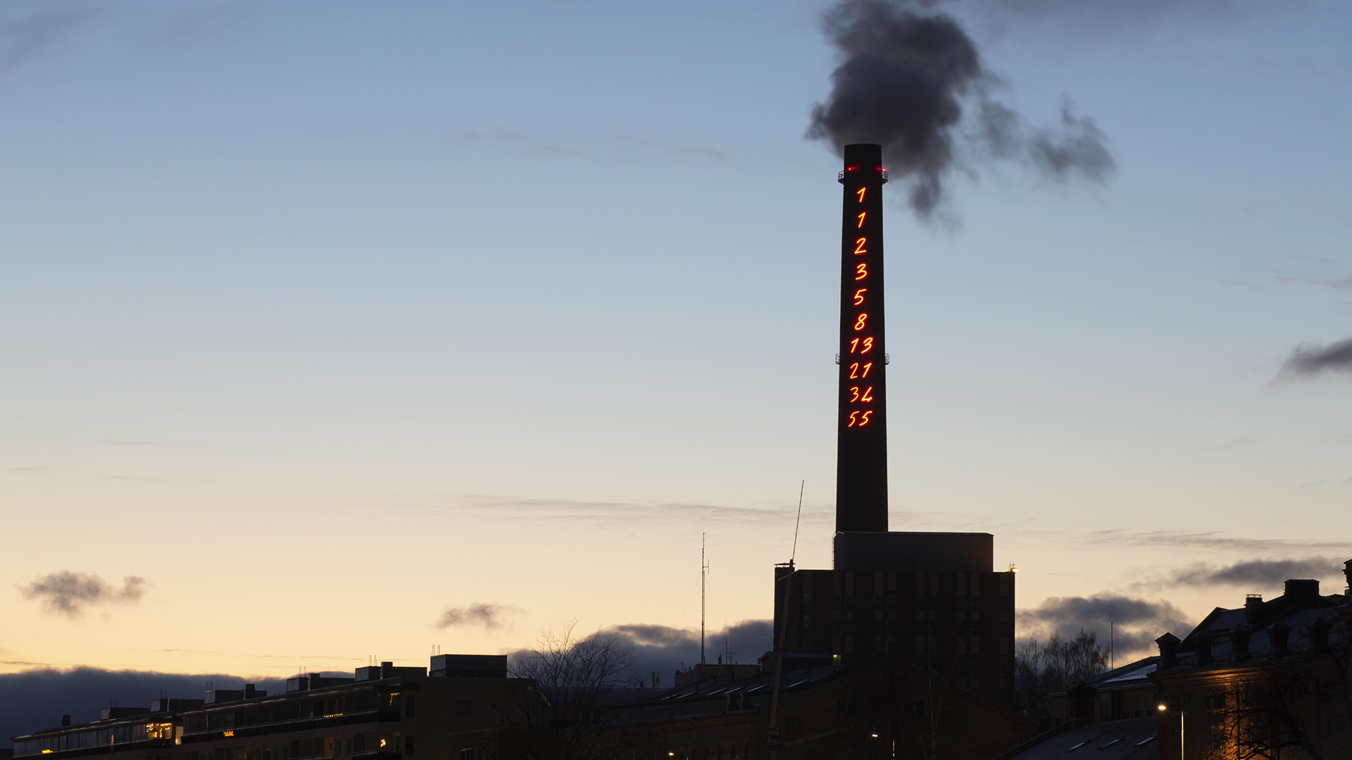 Turku Energian piipussa oleva Mario Merzin Fibonacci Sequence 1-55 -taideteos.